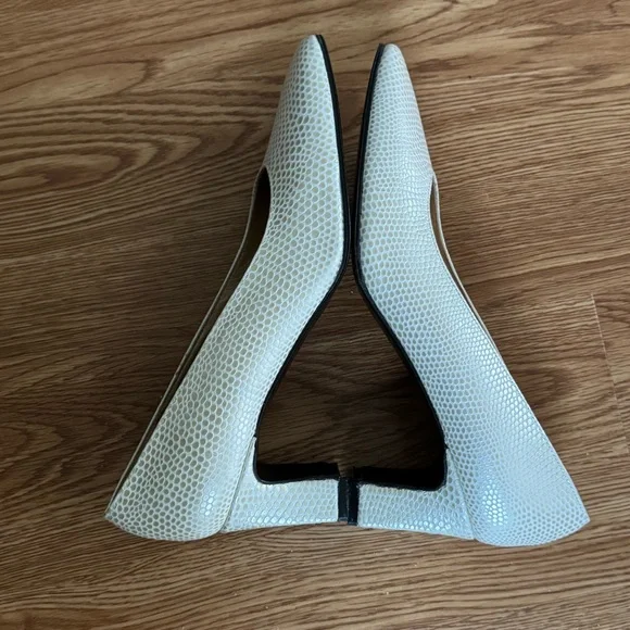 Stuart Weitzman Cream Faux Snakeskin Pumps Heels Size 6½ AA Narrow